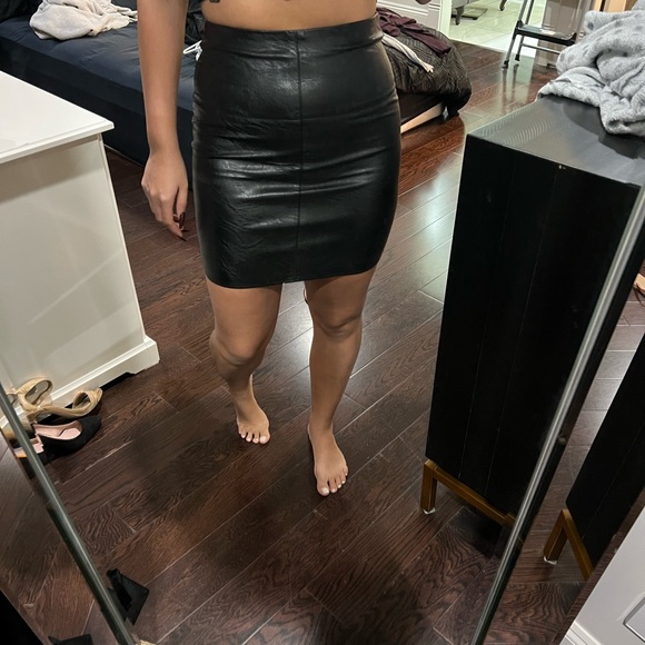 Black leather skirt US4 - Picture 2 of 2